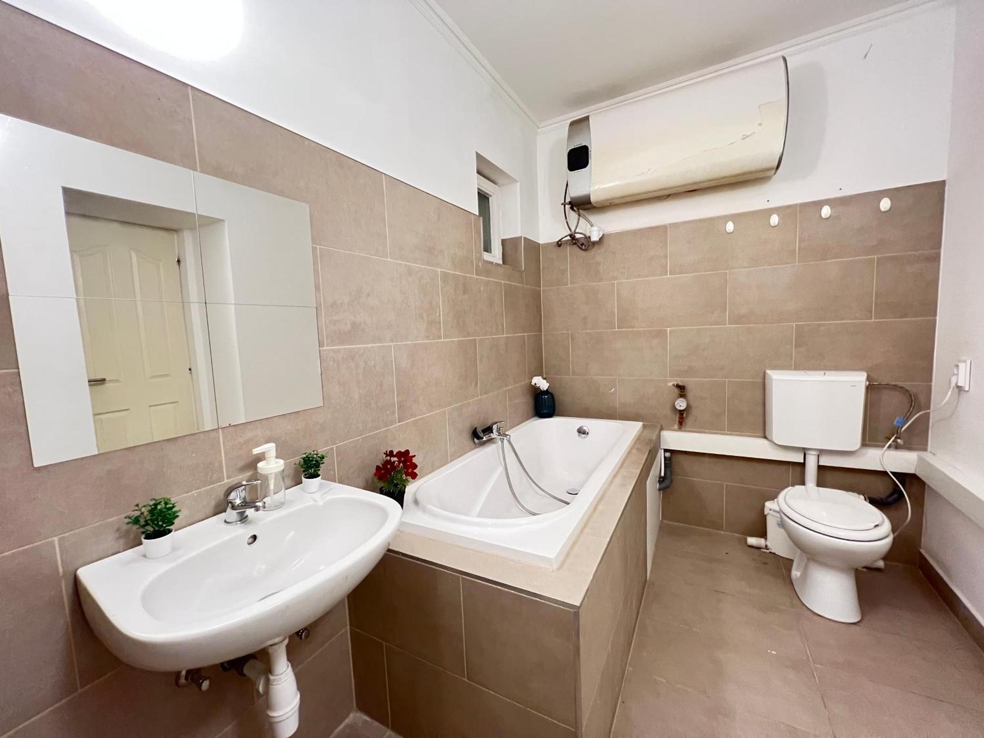 Baross Apartment With Convenience And Style Budapest Exteriör bild
